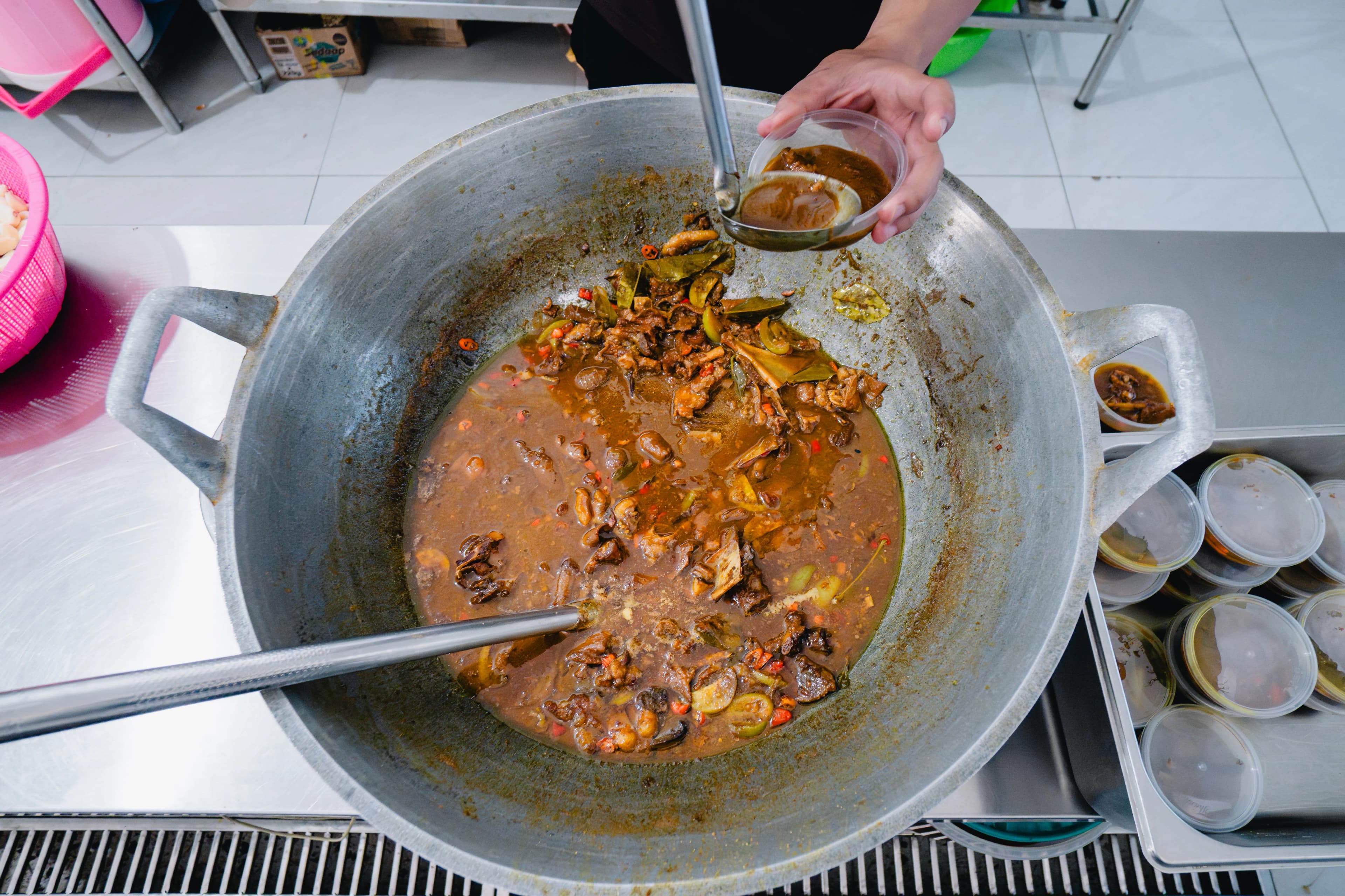 Masakan aqiqah dikemas rapi sebelum diantar