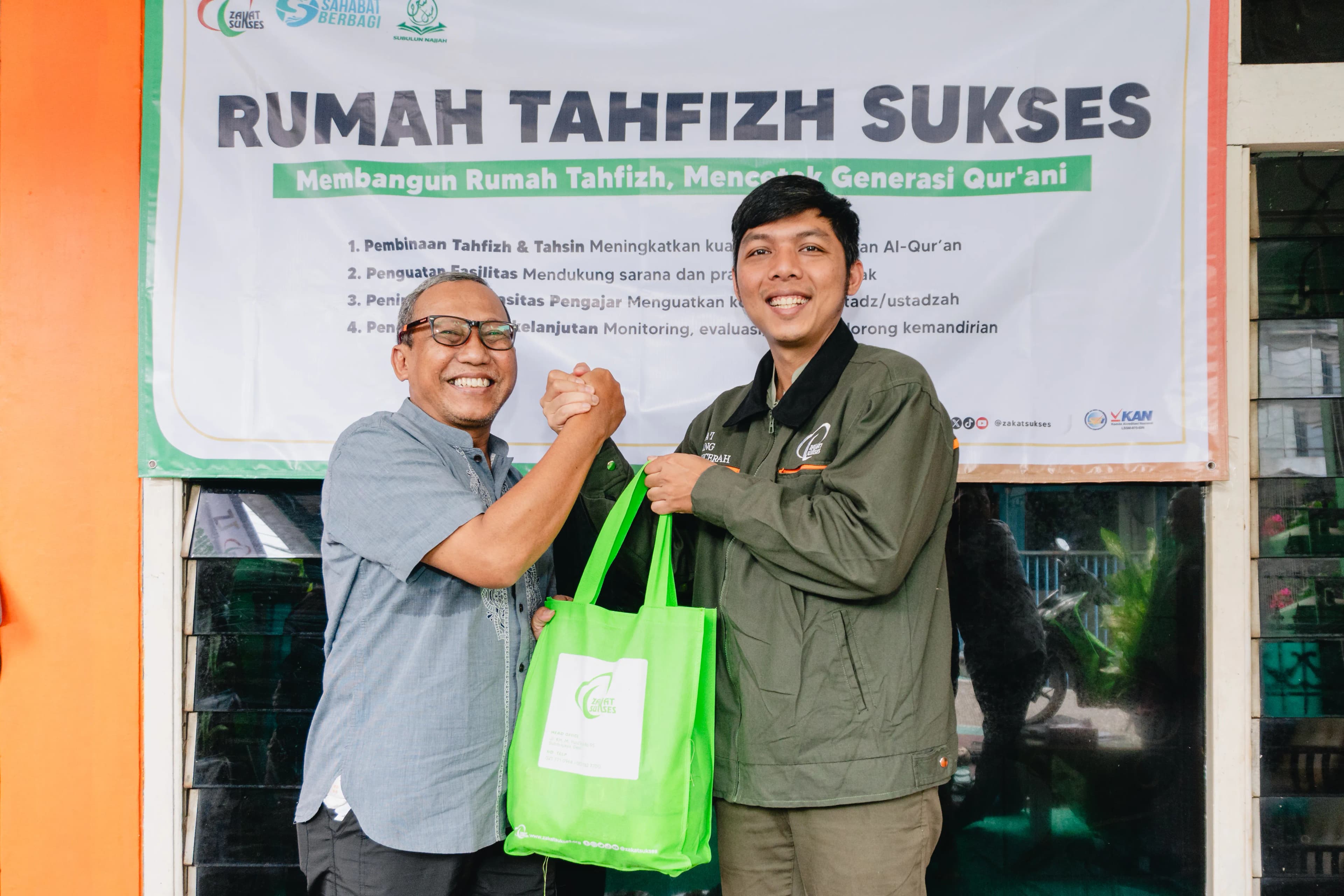 Daging aqiqah pesanan Adam dibagikan ke penerima